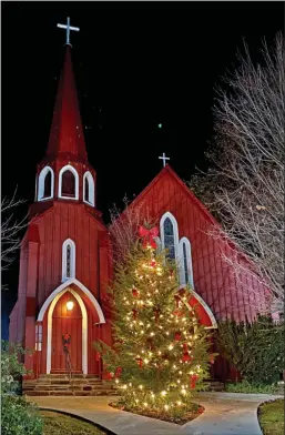  ?? Shelly Thorene / Union Democrat ?? A decorated tree lights the walkway at St. James Episcopal Church (The Red Church) in Sonora (above), while a home on Parrotts Ferry Road is reflected in a nearby puddle (top right). Santa and Mrs. Claus greet passersby on Bush Street in Angels Camp (right).