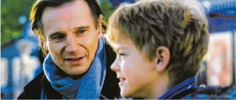  ?? Fotos: United Archives, Impress (1), dpa (2), afp (10) ?? Nach dem Krebstod seiner Mutter ist der kleine Sam (Thomas Brodie Sangster) mit seinem Stiefvater Daniel (Liam Neeson) alleine. Der Bub hat sich unsterblic­h in die ame rikanische Austaussch­ülerin Joanna verliebt und erzählt Daniel lange nichts davon.