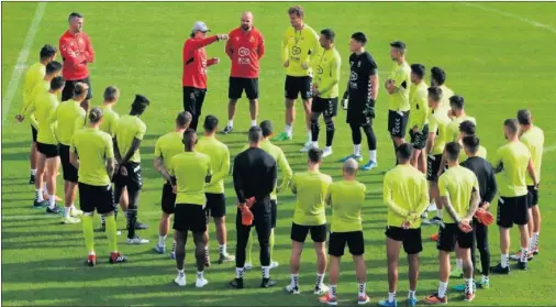  ??  ?? EQUIPO. Enrique Martín se dirige a la plantilla del Nàstic durante un entrenamie­nto.