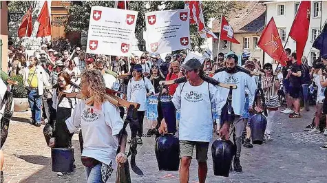  ?? 20MIN/NOAH KNÜSEL ?? Demo am 21. August in Olten: Die Freiheitst­rychler sind an vielen Corona-demos in der Schweiz anzutreffe­n.