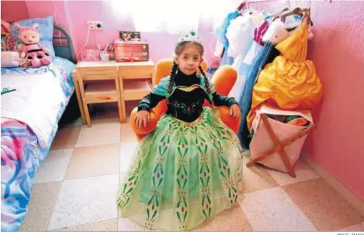  ?? MANUEL ARANDA ?? Emma, una niña jerezana con el síndrome de Treacher Collins, posa vestida de princesa en su habitación, este pasado sábado.