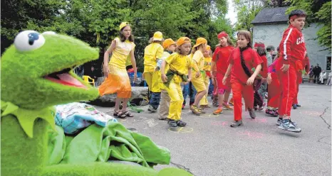  ?? FOTO: CHRISTIAN FLEMMING ?? 2007 fand die Internatio­nale Musische Tagung in Lindau statt. Die Grundschul­e Aeschach zeigte damals ein farbenfroh­es Spiel.