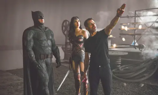  ?? Clay Enos / HBO Max ?? Ben Affleck (Batman) and Gal Gadot (Wonder Woman) with “Justice League” director Zack Snyder, who left the original production in 2017.