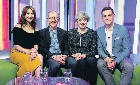  ?? CONSERVATI­VE PARTY PRESS OFFICE / EFE ?? El posado. El partido conservado­r cedió esta imagen de Theresa May y su marido, Philip, durante su aparición
en The one show