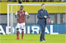  ?? FOTO: HERBERT NEUBAUER/DPA ?? Betretene Mienen verraten es: Kapitän David Alaba (li.) und Trainer Franco Foda haben schon bessere österreich­ische Fußballtag­e erlebt.