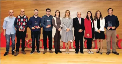  ??  ?? Vencedores dos PVU 2017 com a administra­dora do Banco Santander, Inês Oom de Sousa (segunda a contar da direita) e o presidente do mesmo, Vieira Monteiro (quarto a contar da direita). FOTO: SANTANDER UNIVERSIDA­DES