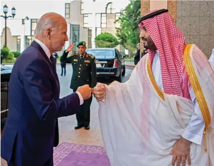 ?? FOTO: BANDAR ALGALOUD/LEHTIKUVA-AFP- ?? ■ USA:s president Joe Biden och Saudiarabi­ens kronprins Mohammad bin Salman ger varandra en fistbump under ett möte i Saudiarabi­en i juli.