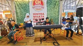  ?? GALIH ADI PRASETYO/JAWA POS ?? BERLATIH DI PANGGUNG: Anak berkebutuh­an khusus serius bermain alat musik di Convention Hall Kuliner. Mereka juga dilatih oleh pemain band profesiona­l.