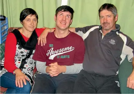  ?? PHOTO: EMMA BAILEY/STUFF ?? Ra, Brad, centre, and Mark Timms together in mid-2015. They would like medicinal marijuana to be available for Brad, who has Batten disease.