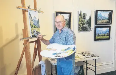  ?? PHOTO: SUPPLIED ?? Picture perfect . . . Murray Ayson was the Otago Art Society’s featured artist in February last year and worked on a painting of Mt Talbot in front of visitors keen to see artists at work.