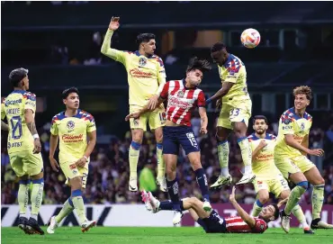  ?? ?? RICARDO MARÍN remata de cabeza a la portería del América, anoche.