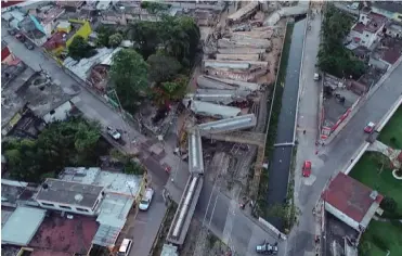  ??  ?? Un grupo de asaltantes descarriló un tren de Grupo México el 19 de mayo en Orizaba, Veracruz. El incidente costó la vida de un maquinista y más de 300 millones de pesos en pérdidas.