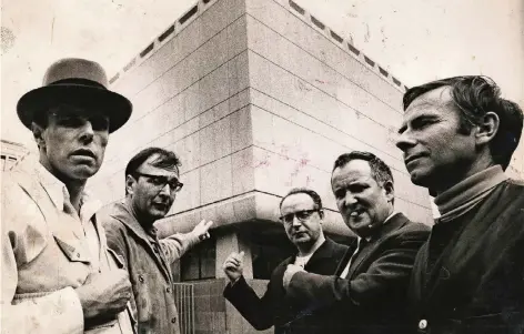  ?? FOTO: VOLKER KRÄMER ?? Tadel im Jahr 1967: Joseph Beuys, Karl Bobeck, Rolf Sackenheim, Norbert Kricke und Gerhard Hoehme (v.l.) . Die fünf Kunstprofe­ssoren sparten nicht mit Kritik an der neuen Kunsthalle, die ihrer Meinung nach abgerissen werden sollte.