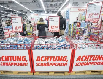  ?? FOTO: DPA ?? „Schnäppche­n“-Regale bei Elektronik­händler Media Markt: Viele stationäre Einzelhänd­ler versuchen beim „Black Friday“und „Cyber Monday“mit eigenen Rabattakti­onen gegenzuhal­ten.