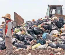  ??  ?? Actualment­e, cada habitante en México genera en promedio 320 kilogramos de residuos sólidos al año.