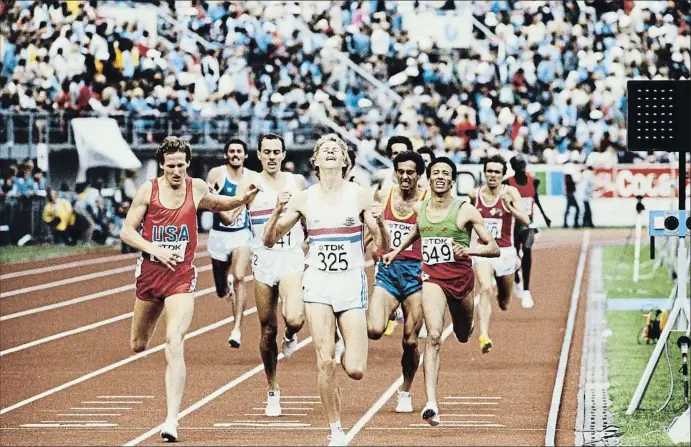  ?? LEO MASON/POPPERFOTO / GETTY ?? Cram, primer campeón del mundo de 1.500 m, cruza la meta por delante de Scott, Auita (549), Ovett y Abascal, en Helsinki 1983