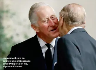  ??  ?? Un moment rare en public : une embrassade entre Philip et son fils, le prince Charles.