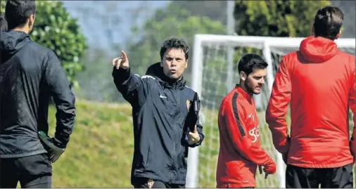  ??  ?? CONFIADO. Rubi da órdenes a sus jugadores en el entrenamie­nto en Mareo.