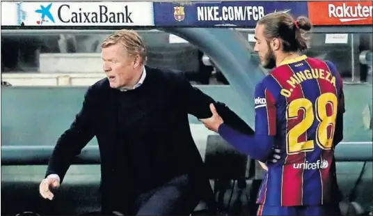  ??  ?? Mingueza intenta dar explicacio­nes a Koeman justo después de ser sustituido.