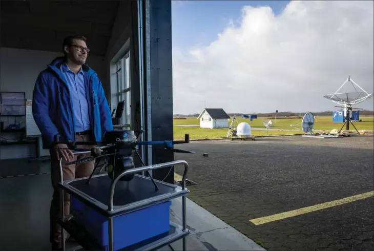  ?? ?? Fra kontroltår­net er der udsigt over lufthavnen, men muligheden for at teste droner straekker sig langt ud over Kattegat. Foto: Benny Kjølhede