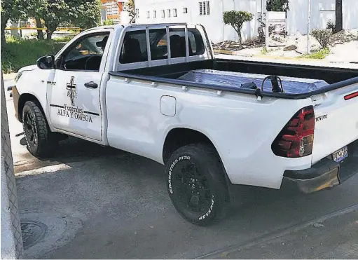  ?? ?? 2 Pérdida. El vehículo de una funeraria ingresa con un ataúd al Hospital El Salvador. El reporte oficial consigna aumento de muertos por covid.