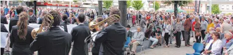  ?? FOTO: REGINA BRAUNGART ?? Hunderte bevölkerte­n den Marktplatz beim Platzkonze­rt der Stadtkapel­le.