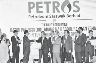  ??  ?? TANGGUNGPE­NGAWA: Abang Johari (tiga kiba) nyuaka dokumen nyiri komiti tetinggi PETROS maya pengerami bejadi PETROS.