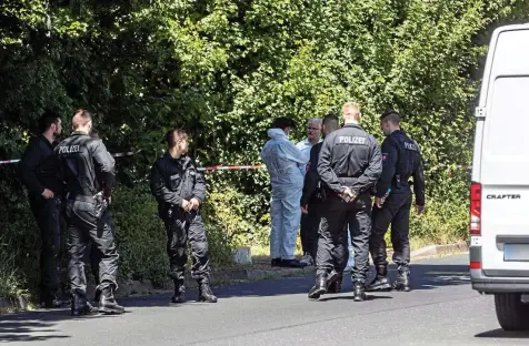  ?? DPA ?? Einsatzkrä­fte der Polizei finden in einem Waldstück in Salzgitter die Leiche eines Mädchens.