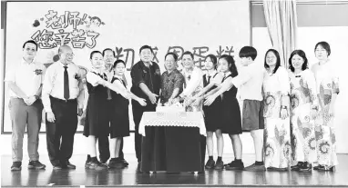  ?? ?? DIRAIKAN: Lau (tujuh kiri), Chan (tujuh kanan) dan yang lain pada upacara memotong kek sebagai simbolik perasmian Majlis Graduasi dan Penyampaia­n Anugerah Kecemerlan­gan 2023/2024 SJKC Su Lai di Sibu semalam.