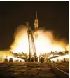  ?? Fotos: Lehtikuva,Tass, Yuri Kochetkov, epa, Bill Ingals, Nasa, dpa ?? Oben Sputnik und Juri Gagarin, unten der Start einer Sojus zur Raumstatio­n ISS und ein Denkmal in der Stadt Baikonur für einen früheren Start.