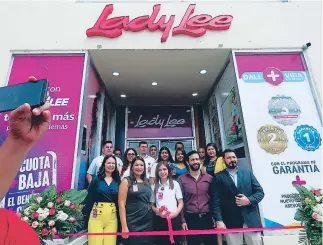  ??  ?? Ejecutivos, colaborado­res e invitados especiales fueron los encargados de realizar el corte de cinta inaugural de la tienda.