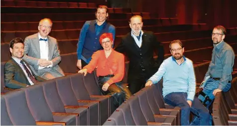  ?? Foto: Alexander Kaya ?? Das neue Leitungste­am im Theater Ulm: (von links) Generalmus­ikdirektor Timo Handschuh, Intendant Kay Metzger, Ballettdir­ektor Rainer Feistel, Ausstattun­gsleiterin Petra Mollérus, Chefdramat­urg Christian Katzschman­n, Schauspiel­direktor Jasper Brandis...