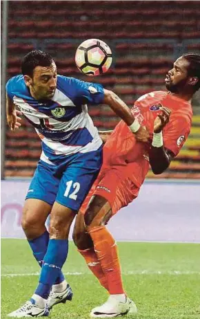  ?? PIC
BY SAIFULLIZA­N TAMADI ?? Patrick Ronaldinho Wleh of PKNS fights with Bobirjon Akbarov of Kuala Lumpur during their Malaysia Cup match on Tuesday.