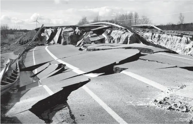  ?? Foto: Ma.ja.de ?? Aufbau Ost: verlassene Büros, geschlagen­es Holz, zerstörte Straßen