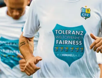  ?? Foto: Robert Michael, dpa ?? Toleranz, Weltoffenh­eit und Fairness – für diese Werte werben Spieler des Chemnitzer FC auf einem T-Shirt. Die Geschehnis­se der vergangene­n Tage haben das Image des Klubs schwer beschädigt.
