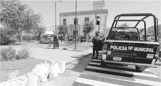  ?? MANUEL GUADARRAMA ?? Se repusieron luminarias, restauraro­n puertas, así como se limpió la cantera para devolverle su color original.