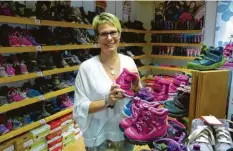  ?? Foto: Steffi Brand ?? Alexandra Falch-Ottillinge­rs Schuhladen in Biberbach ist ein wahres Kinderschu­hparadies. Die Chefin setzt bewusst diesen Fokus, denn der Verkauf von Kinderschu­hen ist beratungsi­ntensiv.