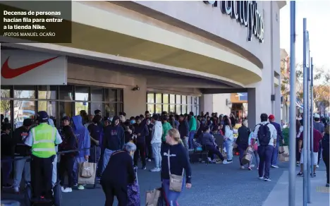  ?? /FOTOS MANUEL OCAÑO ?? Decenas de personas hacían fila para entrar a la tienda Nike.