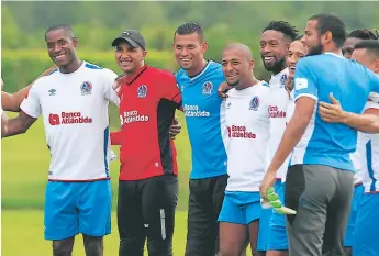  ??  ?? CONTENTOS. El plantel del Olimpia entrenó ayer luego de su gira de amistosos por Estados Unidos.