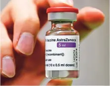  ??  ?? Personal médico prepara una vacunad de Astrazenec­a contra el coronaviru­s