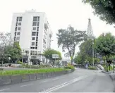  ?? Foto | Freddy Arango | LA PATRIA ?? La Avenida Santander de Manizales se vio sola el fin de semana. En su mayoría, la gente acató la restricció­n de movilidad.