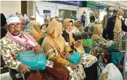  ?? KJRI JEDDAH FOR JAWA POS ?? TERLAMBAT SEHARI: Sebanyak 55 jamaah umrah asal Indonesia menunggu pesawat di Bandara Jeddah kemarin (16/3).