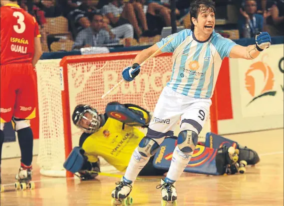  ?? FOTO: FEP ?? Lucas Ordóñez, tras marcar uno de sus tres goles al meta Egurrola. Argentina tuvo en la final el acierto ofensivo y el orden defensivo del que adoleció la selección española