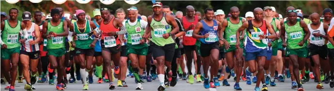  ?? Photos: Roger Sedres/Gallo Images ?? Athletes at the start of the PetroSA Marathon in 2017 in Mossel Bay.