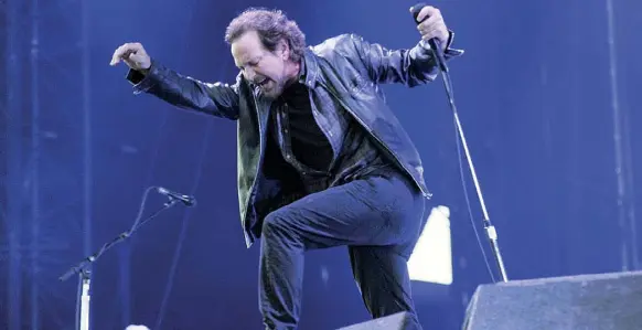  ??  ?? Gruppo Sopra, il frontman Eddie Vedder (53 anni) durante il concerto a Milano, venerdì. Accanto, i Pearl Jam al completo