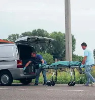  ??  ?? La barella In alto il recupero del corpo di Giorgio Mozzo. Il ragazzo, urtata un’auto con la moto, non ha avuto scampo