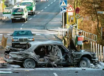  ?? Foto: Kai-Uwe Wärner, dpa ?? Das Bild der zerstörten Limousine, in der Alfred Herrhausen starb, brannte sich in das Gedächtnis der Bundesrepu­blik ein. Kostete eine umgebaute Schwachste­lle in der Panzerung der Tür den Deutsche-Bank-Chef das Leben?