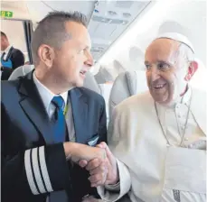  ?? FOTO: PHOTO SERVICE - VATICAN MEDIA: ?? Ein besonderer Moment: Reinhard Galler und Papst Franziskus auf dem Rückflug nach Rom.