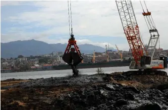  ??  ?? Luego de la evacuación del fango se hará una protección a base de un entramado de rocas a ambos lados del muelle.