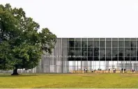  ?? FOTO: BLOOMIMAGE­S GMBH/BAUHAUS MUSEUM WEIMAR (1), GONZALEZ HINZ ZABALA/BAUHAUS MUSEUM DESSAU (1) ?? So soll das neue Bauhaus-Museum in Weimar aussehen (links) – eröffnet werden soll es am 6. April 2019. Das neue Bauhaus-Museum in Dessau soll von November 2019 an Besuchern vermitteln, wie die Kunstschul­e Bauhaus vor 100 Jahren die Architektu­r...